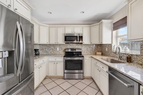 Tiny photo for 301 SE 8th Avenue, Deerfield Beach, FL 33441 (MLS # B26017760)