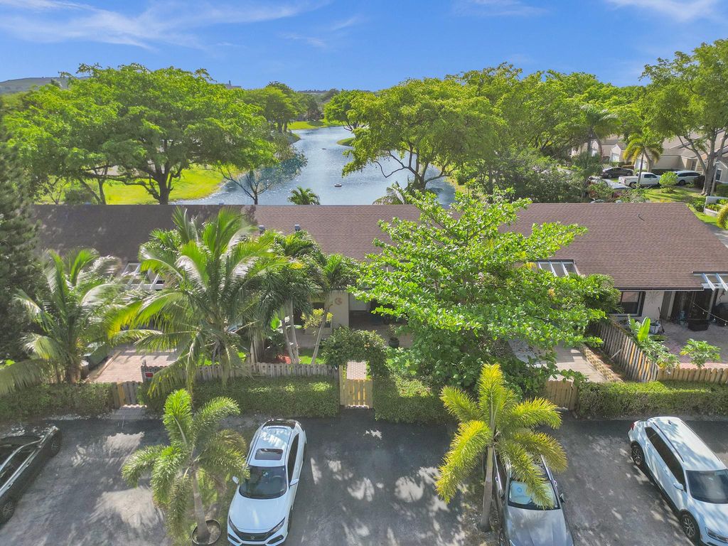 Photo of 5009 E Lakes Drive #5009, Deerfield Beach, FL 33064 (MLS # F10431368)