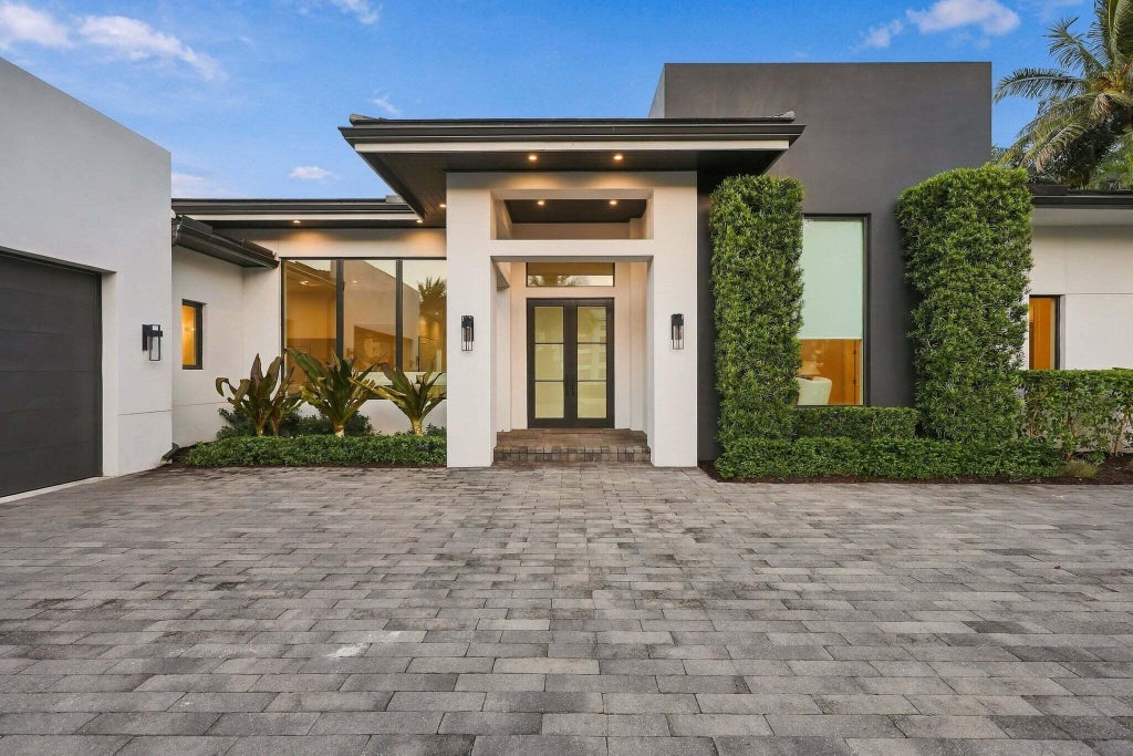 Photo of 3500 EMBASSY Drive, West Palm Beach, FL 33401 (MLS # B26091997)