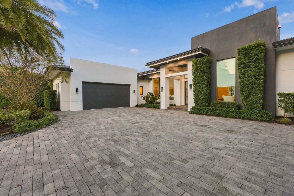 Photo of 3500 EMBASSY Drive, West Palm Beach, FL 33401 (MLS # B26091997)