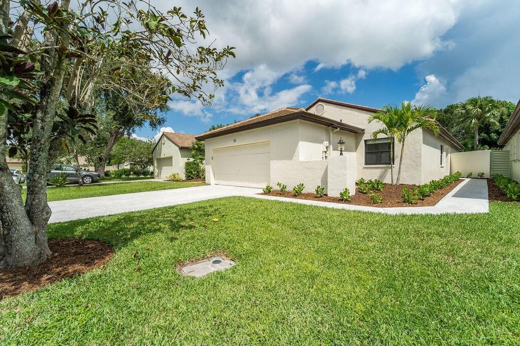 Photo of 55 Ironwood Way N, Palm Beach Gardens, FL 33418 (MLS # R10915604)
