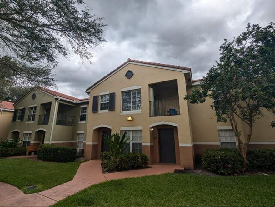 1 BEDROOM, 1 BATH CONDO. BEDROOM HAS WALK-IN CLOSET. STORAGE CLOSET. WALK TO DINING AND SHOPPING. 10 MINUTES FROM WELLINGTON MALL.