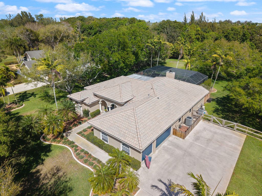 Photo of 5230 SW 195th Ter, Fort Lauderdale, FL 33332 (MLS # B26000991)