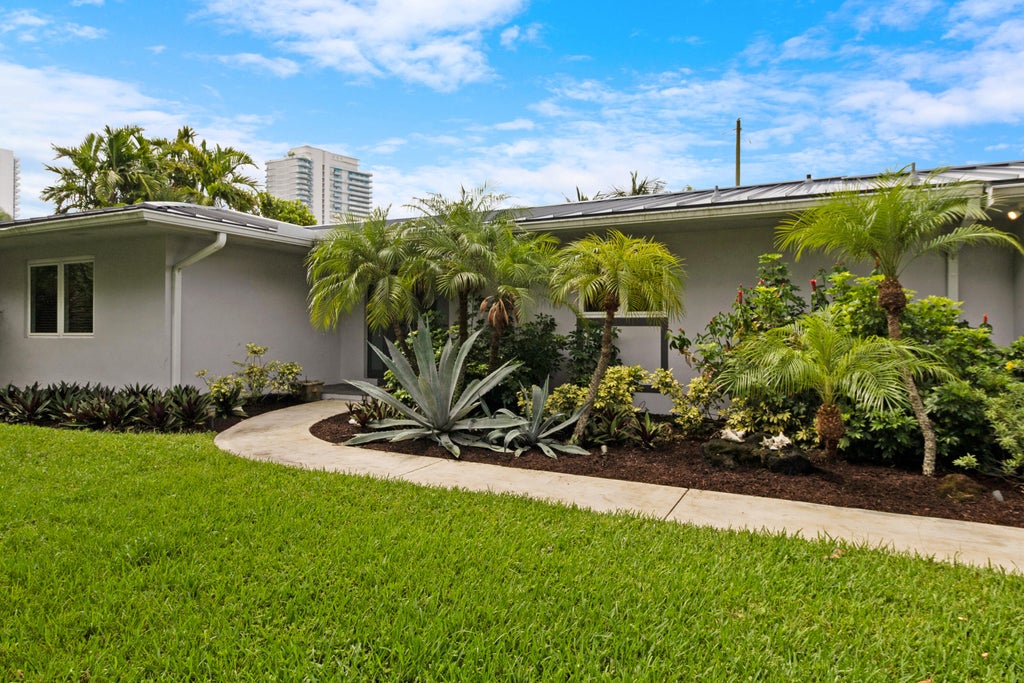 Photo of 3240 Lakeview Drive, Pompano Beach, FL 33062 (MLS # B26090125)