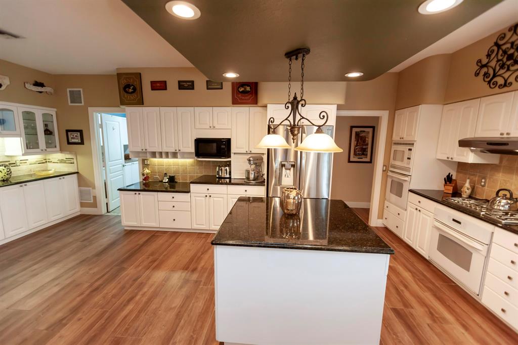 COUNTRY CLUB ESTATES - Residential