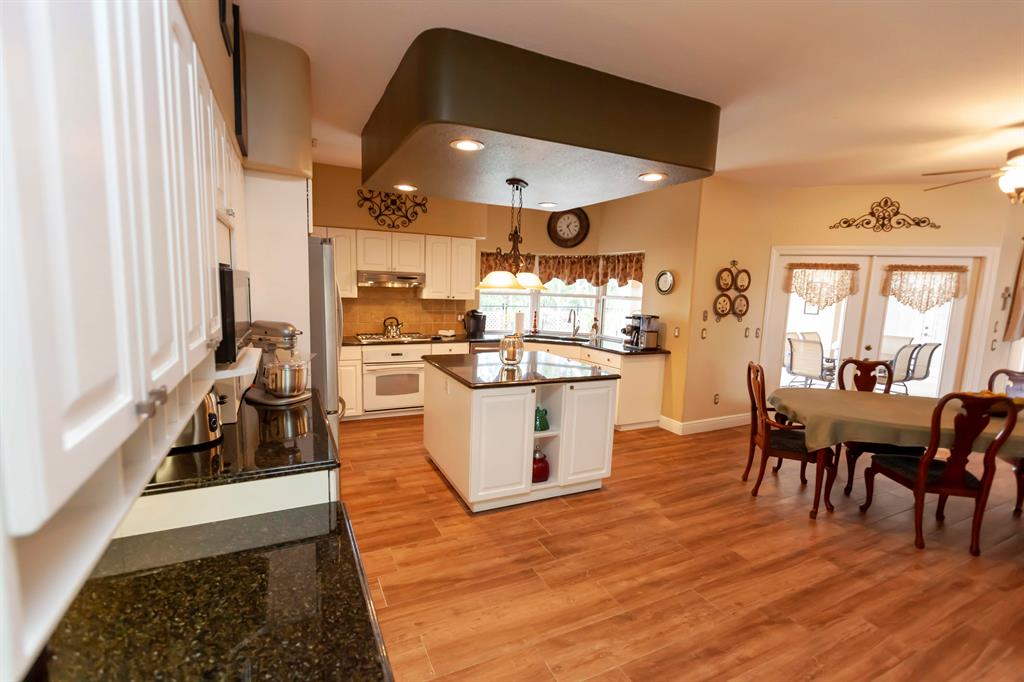 COUNTRY CLUB ESTATES - Residential