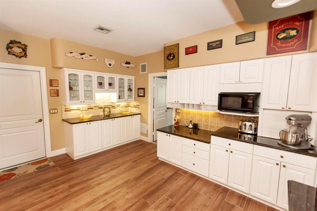 COUNTRY CLUB ESTATES - Residential