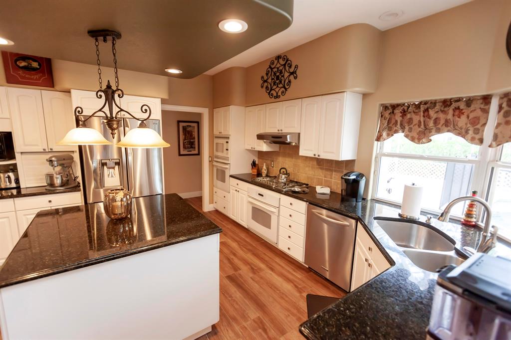 COUNTRY CLUB ESTATES - Residential