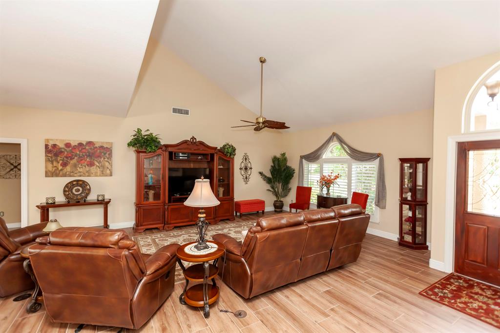 COUNTRY CLUB ESTATES - Residential