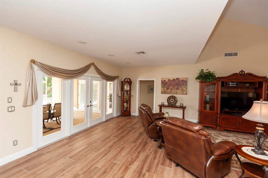 COUNTRY CLUB ESTATES - Residential