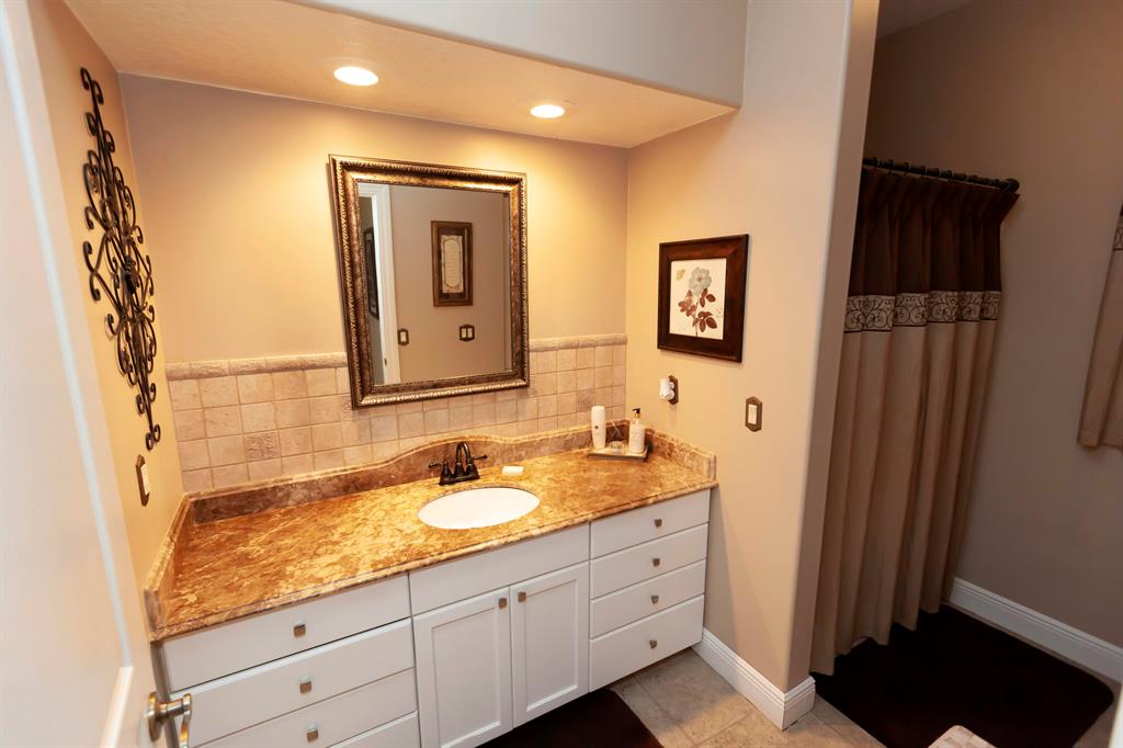 COUNTRY CLUB ESTATES - Residential