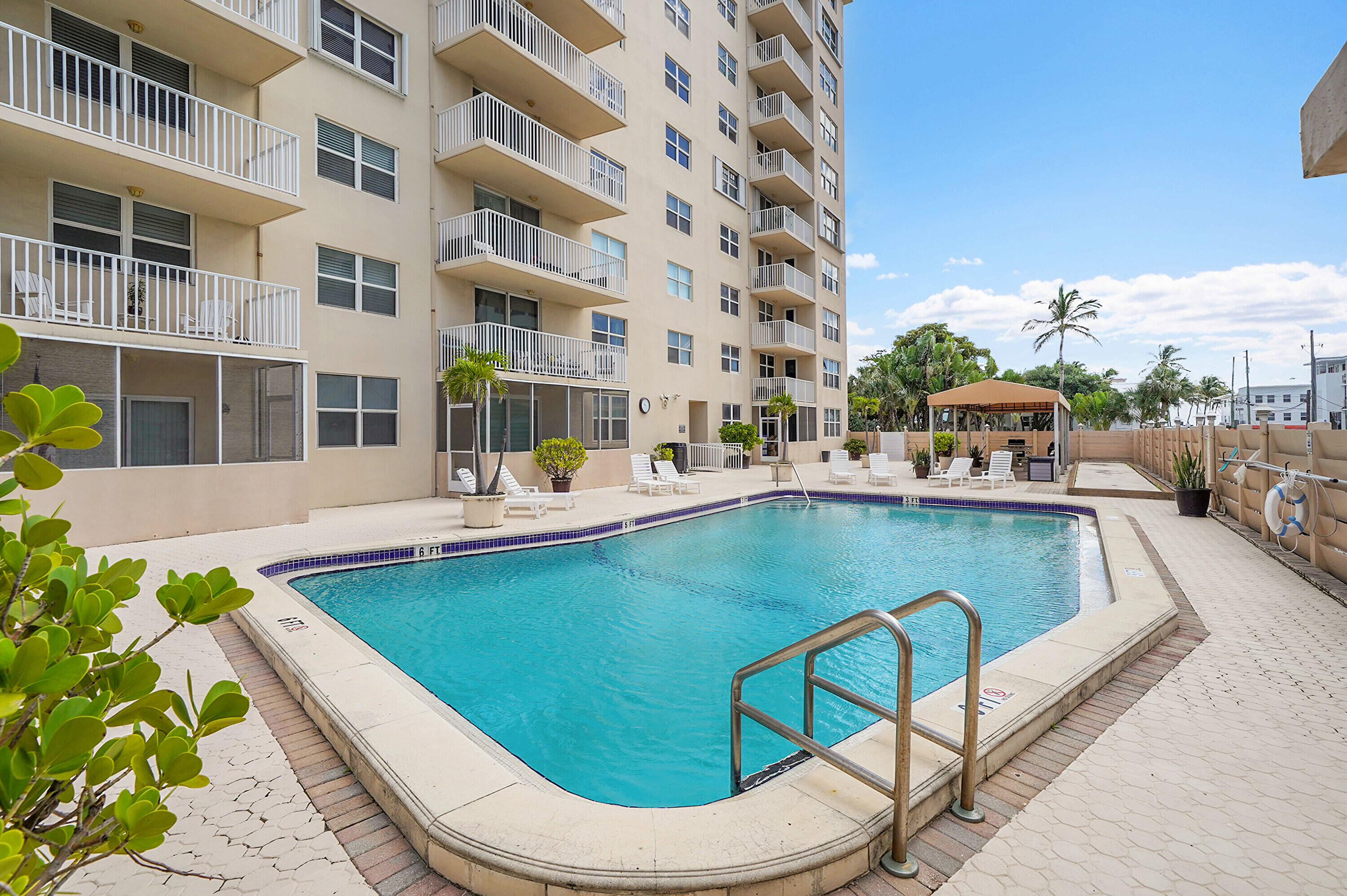 STRATFORD TOWERS CONDO - Residential