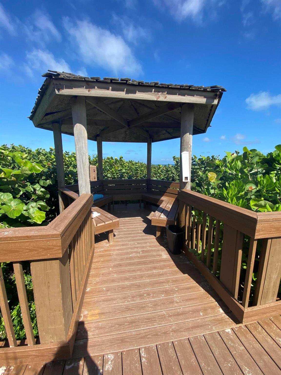 5049 N Highway A1a 402, Hutchinson Island, FL, 34949/$599,900 4 5049 N Highway A1a 402