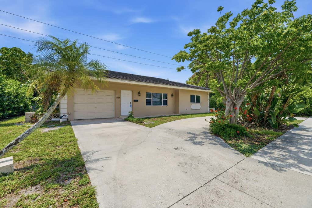 Photo of 1256 SW 9th Avenue, Boca Raton, FL 33486 (MLS # B26055766)