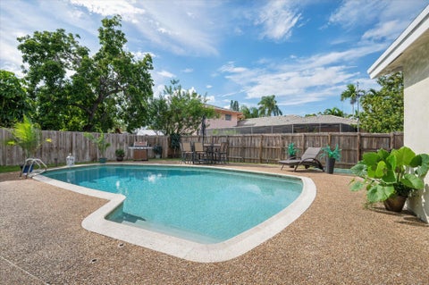 Tiny photo for 4601 W Hawthorne Circle, Hollywood, FL 33021 (MLS # B26050863)