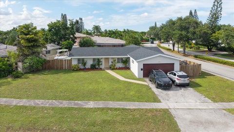 Tiny photo for 4601 W Hawthorne Circle, Hollywood, FL 33021 (MLS # B26050863)