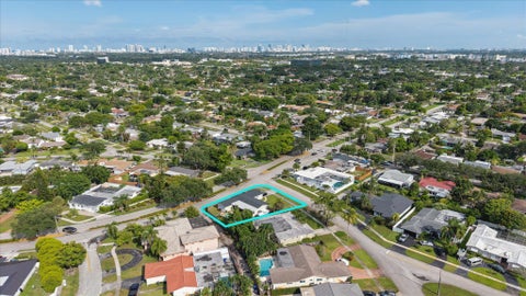 Tiny photo for 4601 W Hawthorne Circle, Hollywood, FL 33021 (MLS # B26050863)