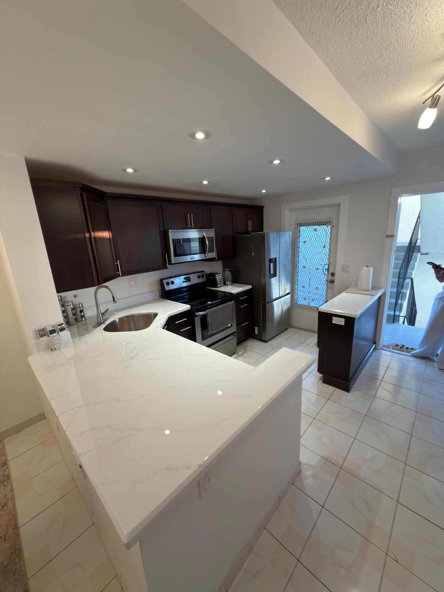 450 PARADISE ISLE Boulevard 201