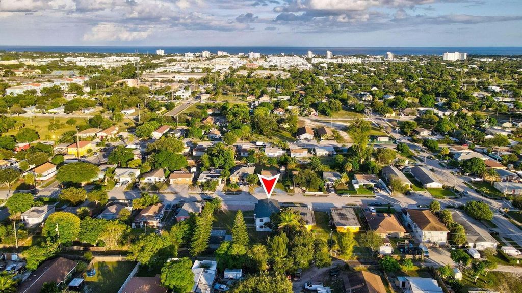 Photo of 124 SW 8th Avenue SW, Delray Beach, FL 33444 (MLS # R11161115)