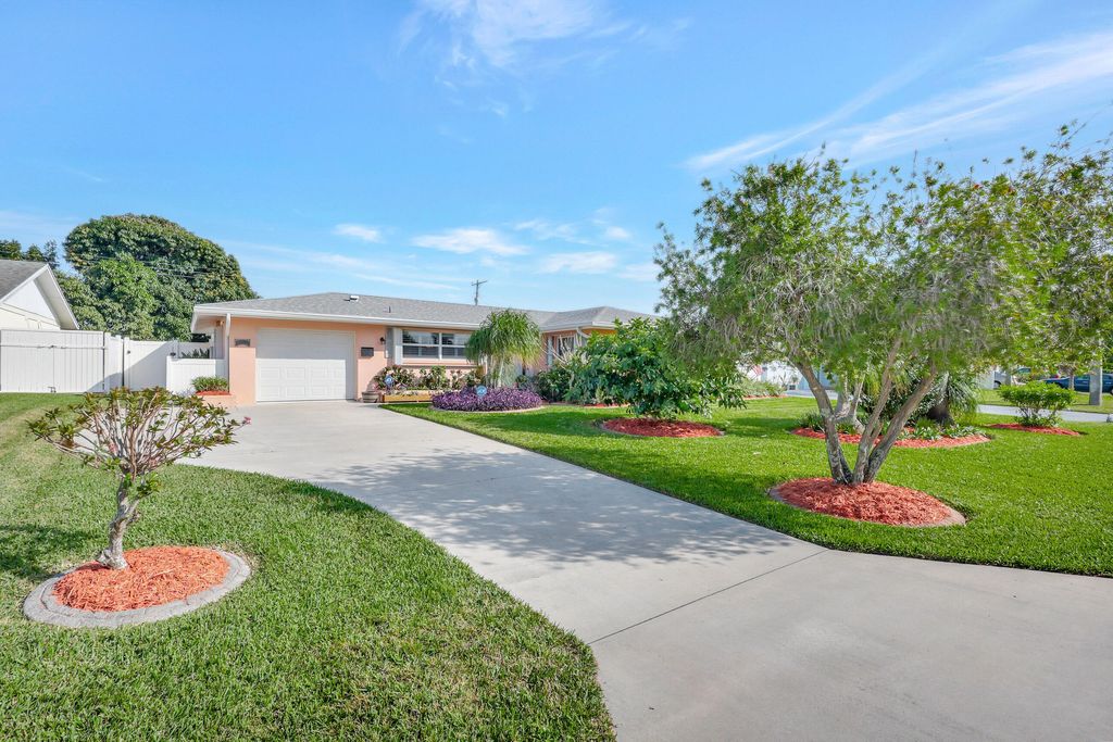 Photo of 9914 Dahlia Avenue, Palm Beach Gardens, FL 33410 (MLS # R10951201)