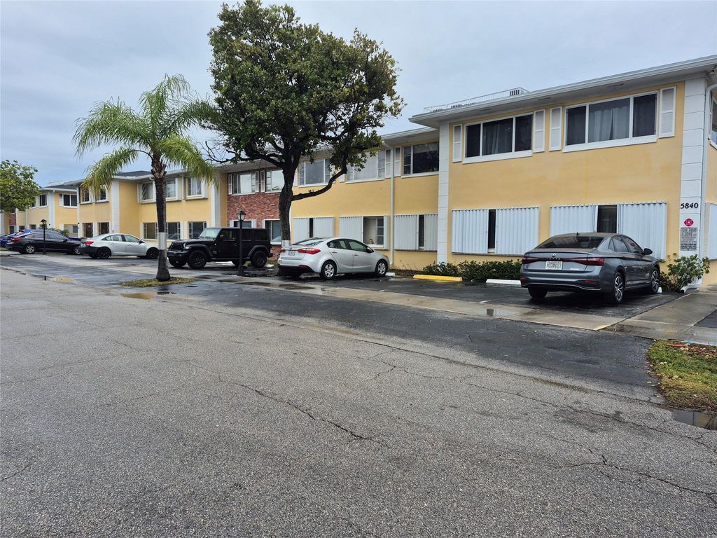 Photo of 5840 NE 22nd Way #707, Fort Lauderdale, FL 33308 (MLS # F10555263)