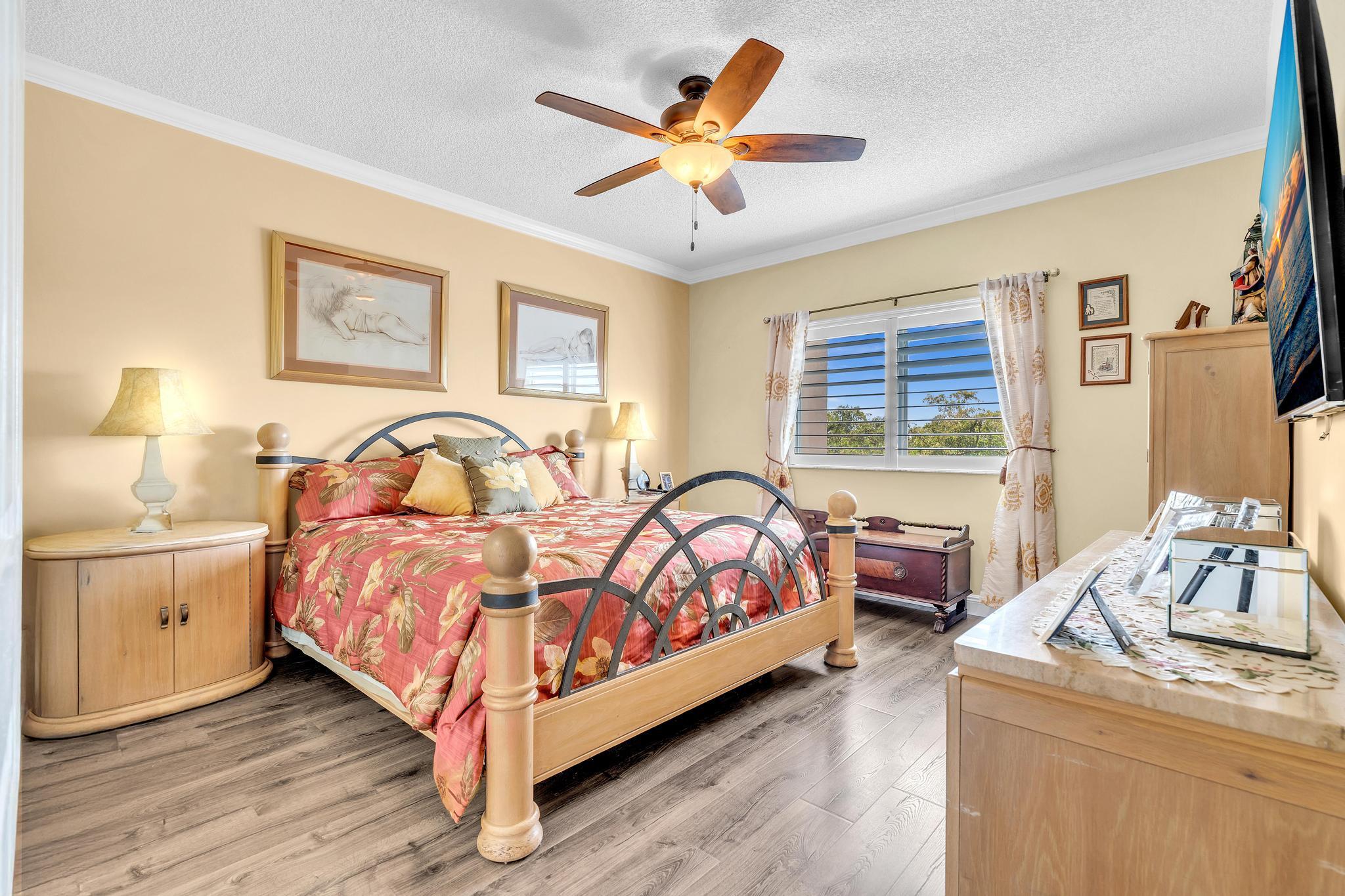 SOUTHAMPTON CONDOMINIUM - Residential
