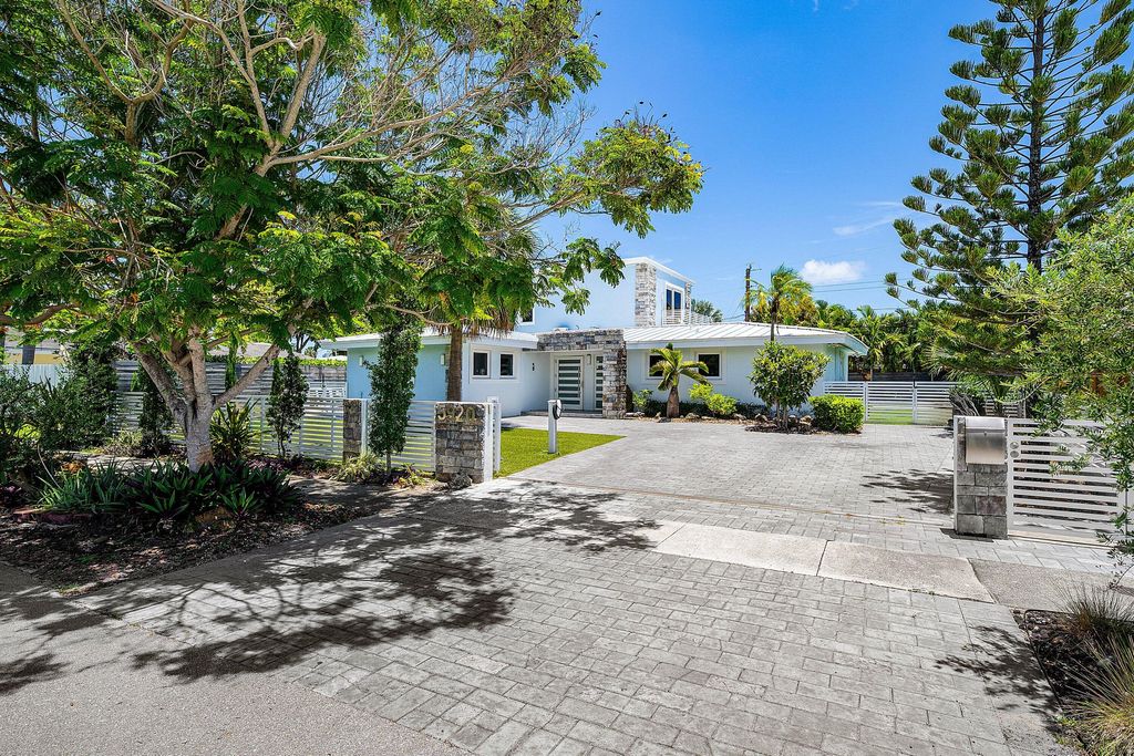 Photo of 5920 NE 21st Road, Fort Lauderdale, FL 33308 (MLS # B26033116)