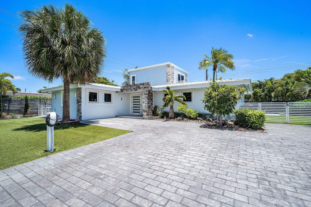 Photo of 5920 NE 21st Road, Fort Lauderdale, FL 33308 (MLS # B26033116)