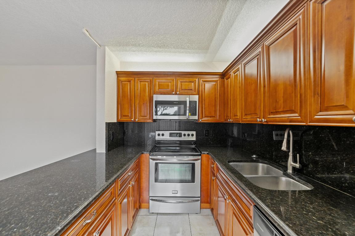 LAKEWOOD OF PALM SPRINGS - Residential Lease