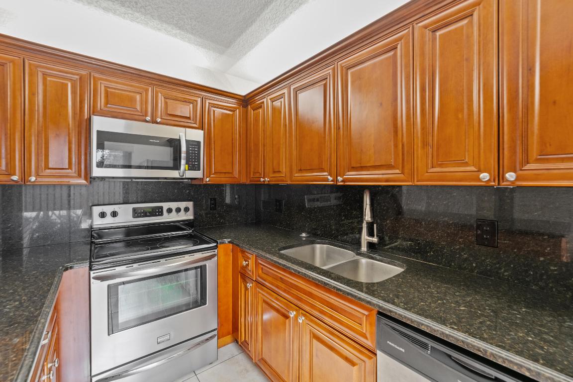 LAKEWOOD OF PALM SPRINGS - Residential Lease