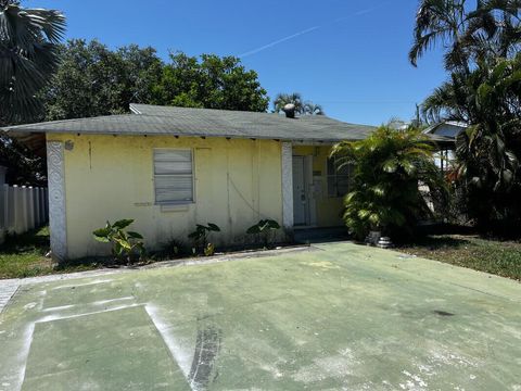 Single Family Residence in Riviera Beach FL 201 25th Street.jpg