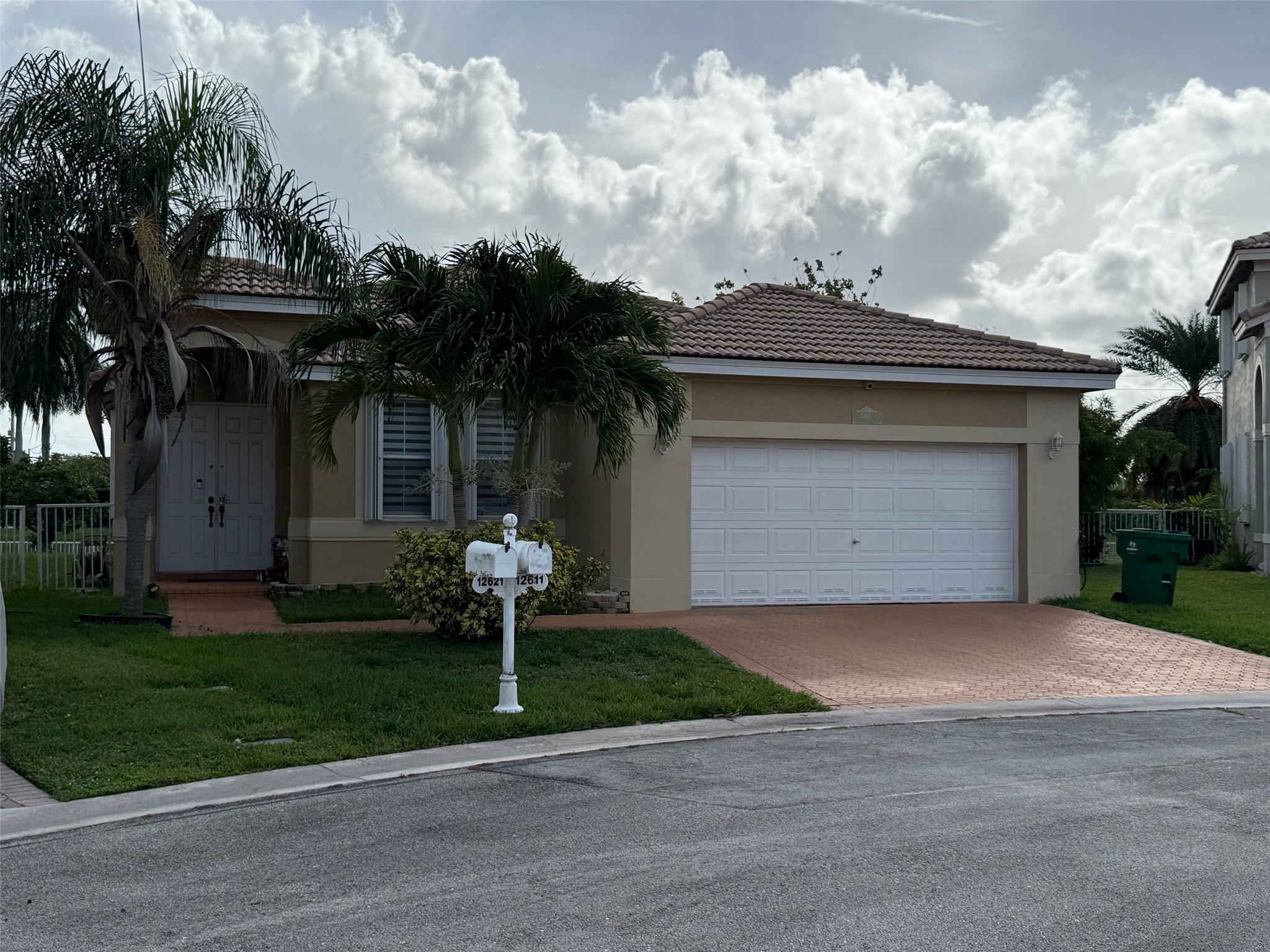 -FULLY REMODELAED SUPER LARGE LAKEFRONT lot room for POOL, 1 story home 3 bedrooms, 2 baths & 2 cars garage, kitchen with granite countertop and full back flash, Stainless Steel Appliances, Accordion hurricane shutters, white aluminum fence, fruits trees, Open Patio Overlooking Lake for relaxing view, Master Bathroom has Shower, Roman Tub and Double Sinks. New Tile Floors Throughout Entire House, Tray Ceiling in Master Bedroom and Dining Room, located in safe GATED COMMUNITY "Melrose Landings" on a Quiet Cul-de-sac. This is the one you must see and WILL NOT LAST LONG so DON'T MISS THIS OPPORTUNITY.