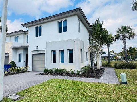 511 Pioneer Way Royal Palm Beach FL 33411