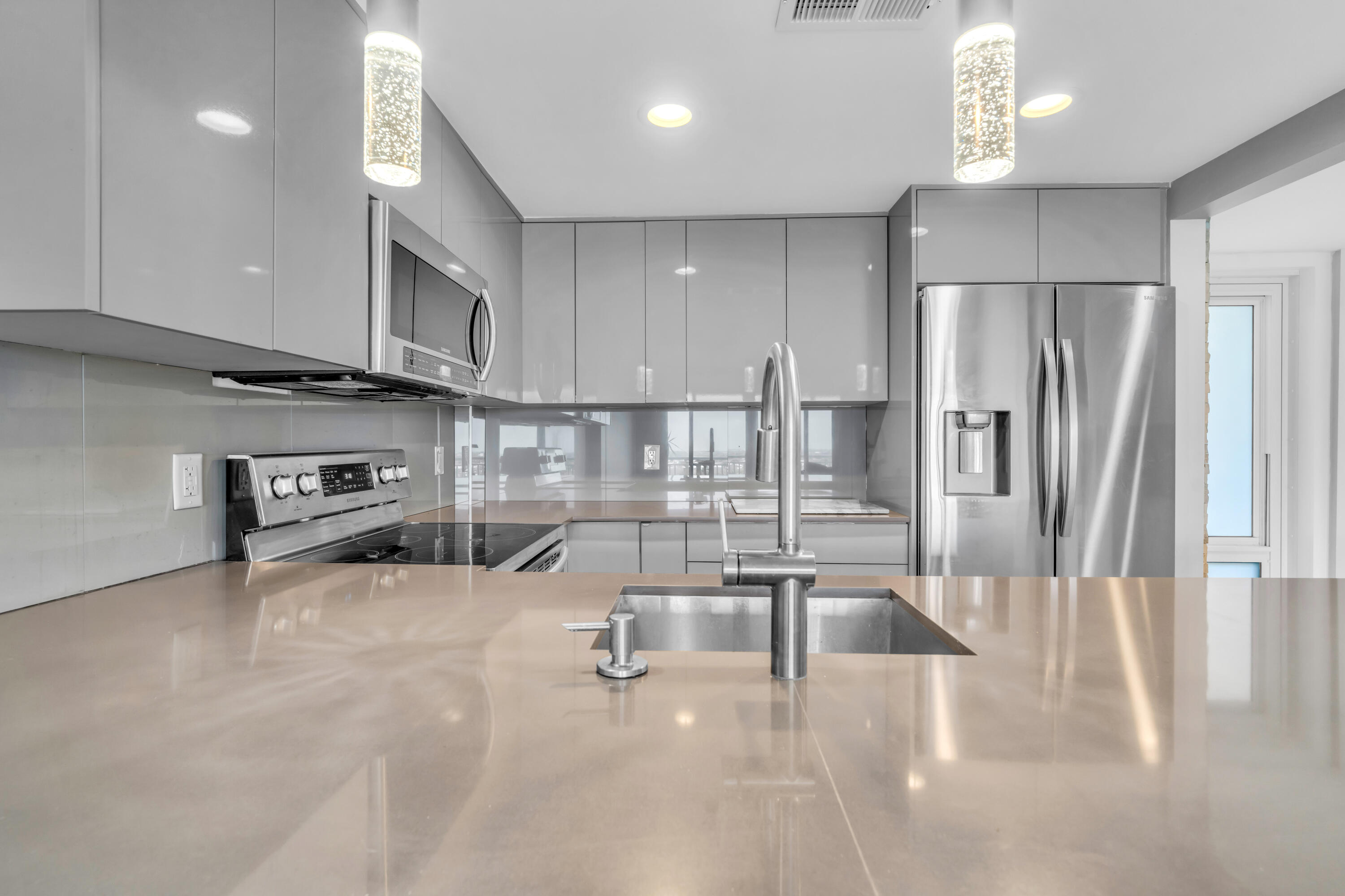 2611 N Riverside Drive 1004