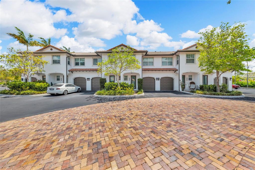 Photo of 1327 SE 3rd Avenue, Fort Lauderdale, FL 33316 (MLS # B26014822)