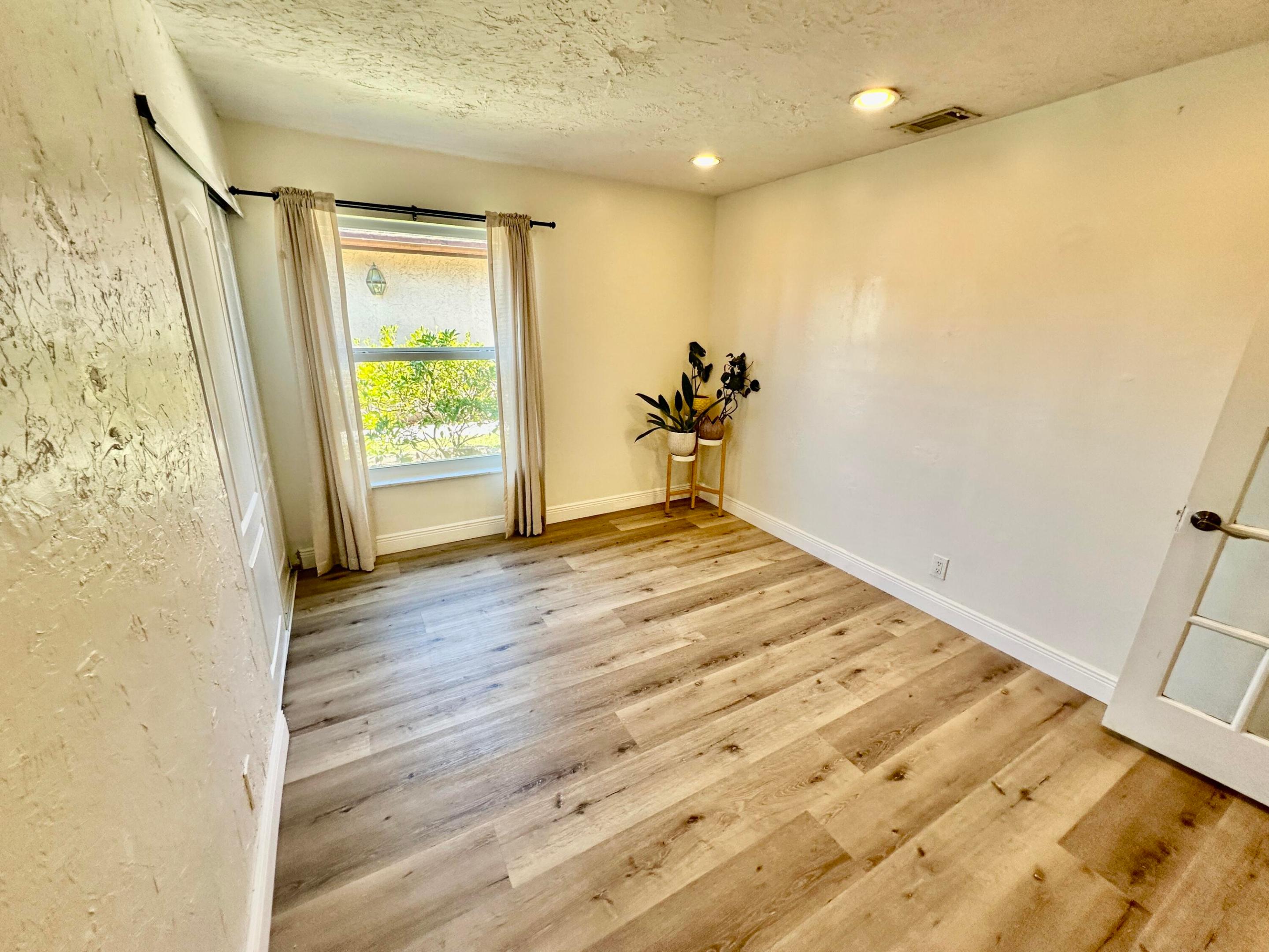 LAKESIDE GREEN 2 - Residential Lease