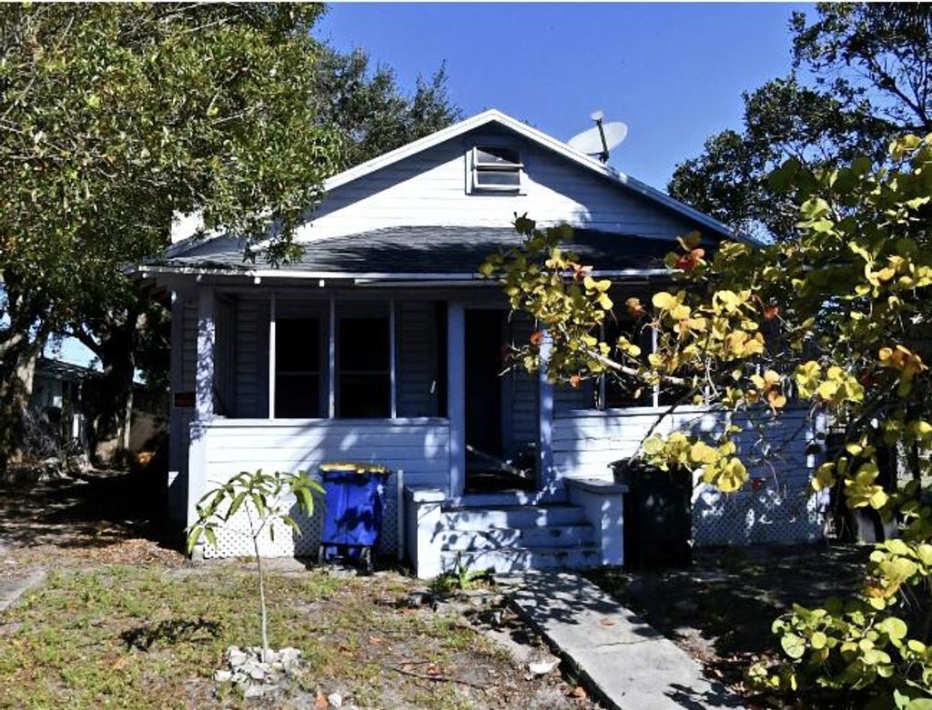 Photo of 416 Cedar Place, Fort Pierce, FL 34950 (MLS # R10974102)