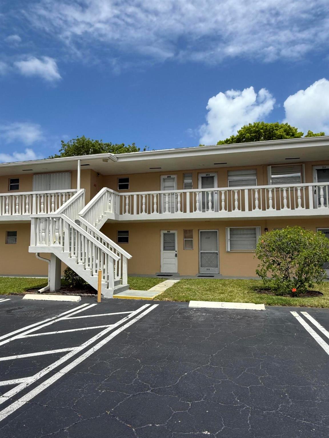 2213 NE Ne 1st Court 203