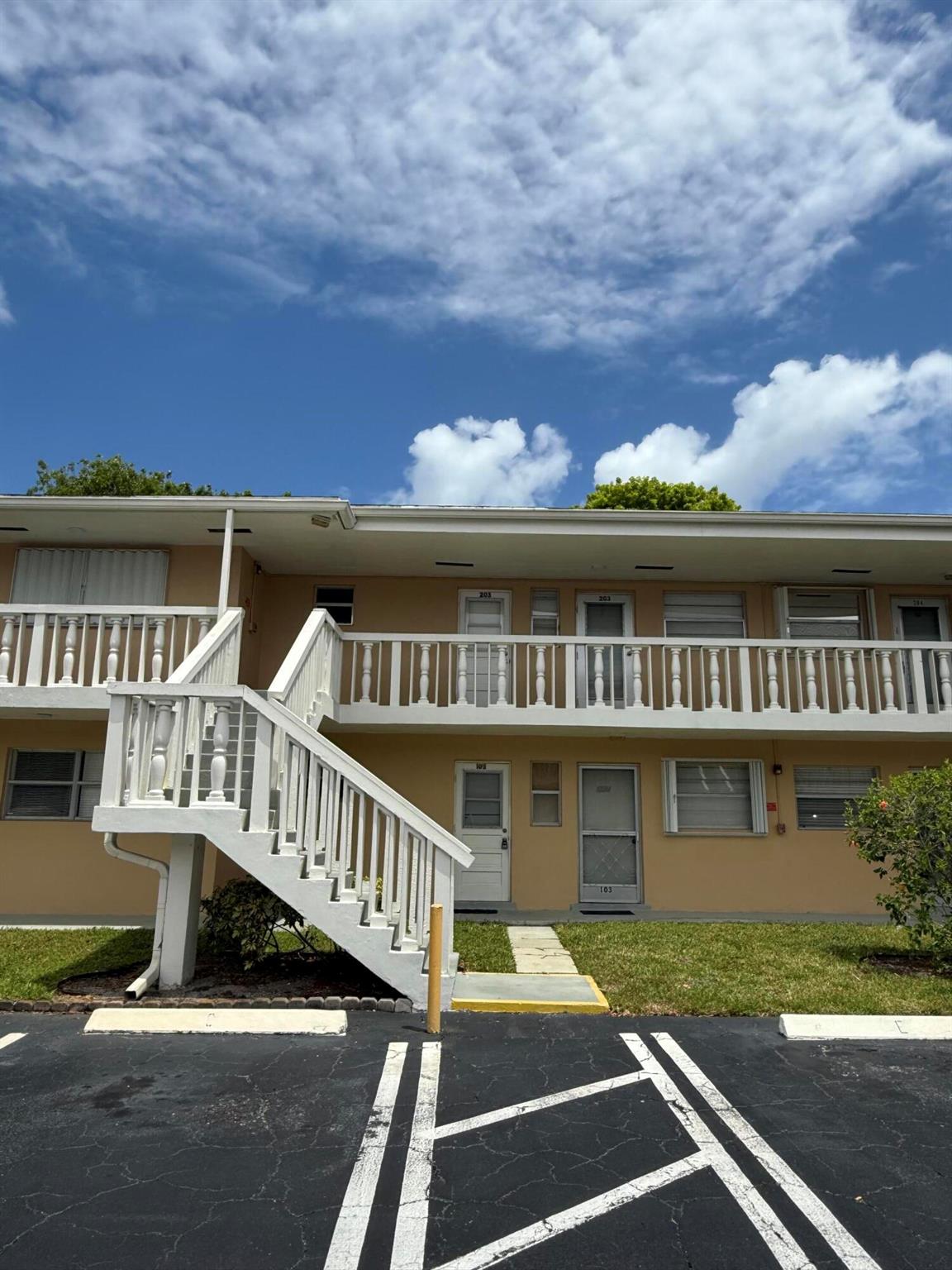 2213 NE Ne 1st Court 203