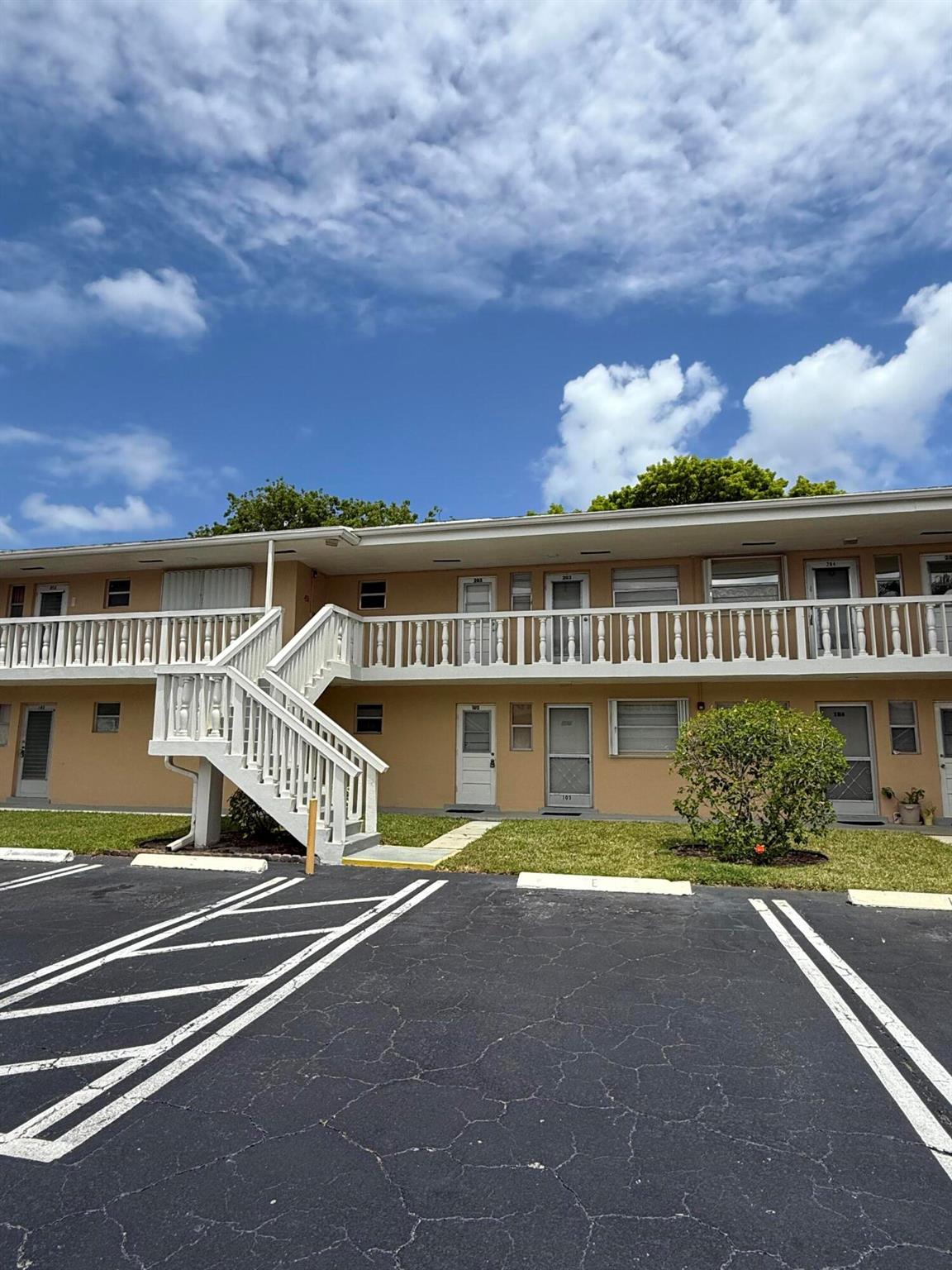 2213 NE Ne 1st Court 203