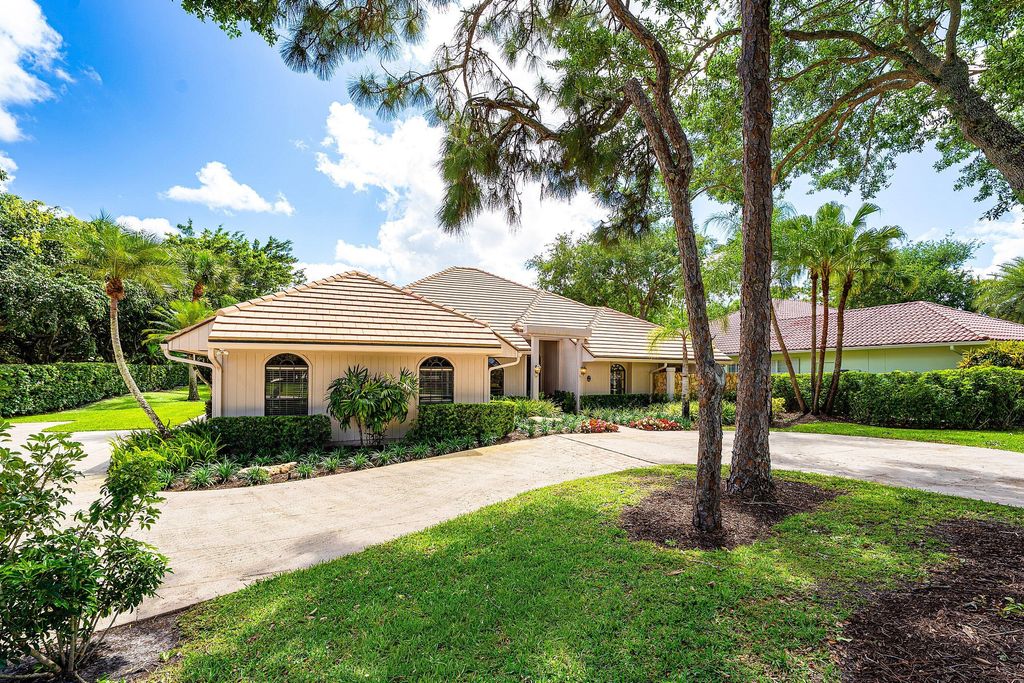 Photo of 6 Tarrington Circle, Palm Beach Gardens, FL 33418 (MLS # B26023211)