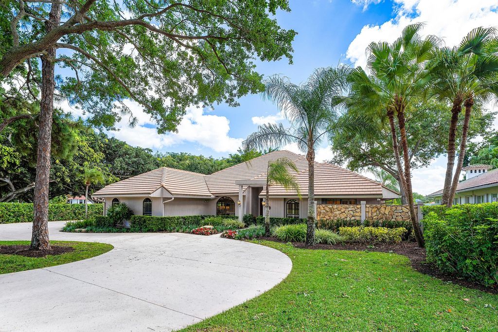 Photo of 6 Tarrington Circle, Palm Beach Gardens, FL 33418 (MLS # B26023211)