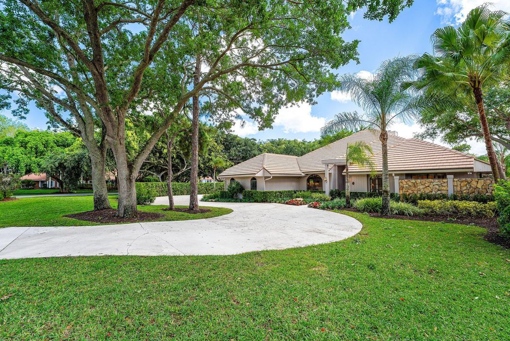 Photo of 6 Tarrington Circle, Palm Beach Gardens, FL 33418 (MLS # B26023211)