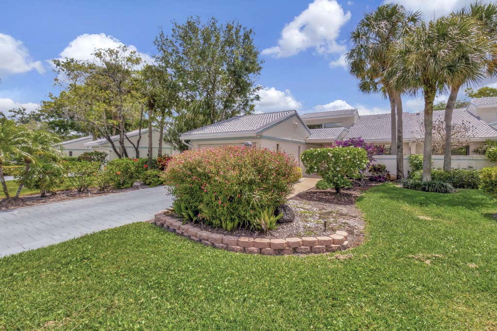 Photo of 6 Cambridge Drive, Boynton Beach, FL 33436 (MLS # R10977010)