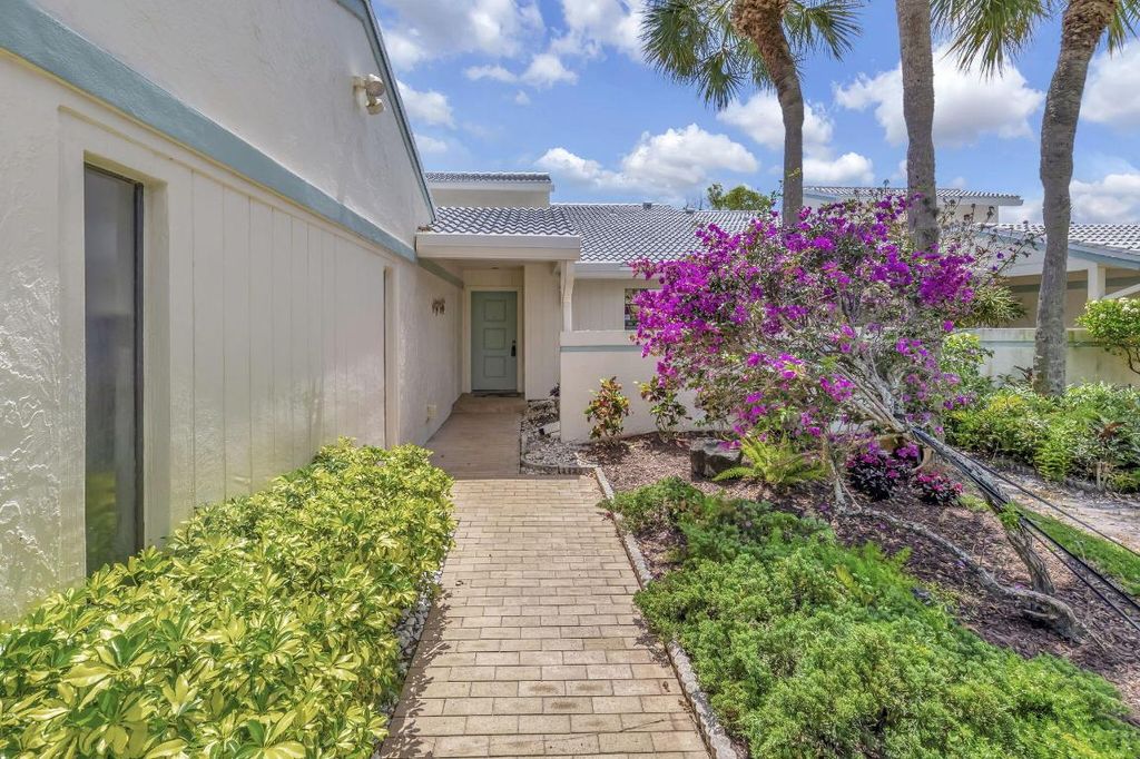 Photo of 6 Cambridge Drive, Boynton Beach, FL 33436 (MLS # R10977010)