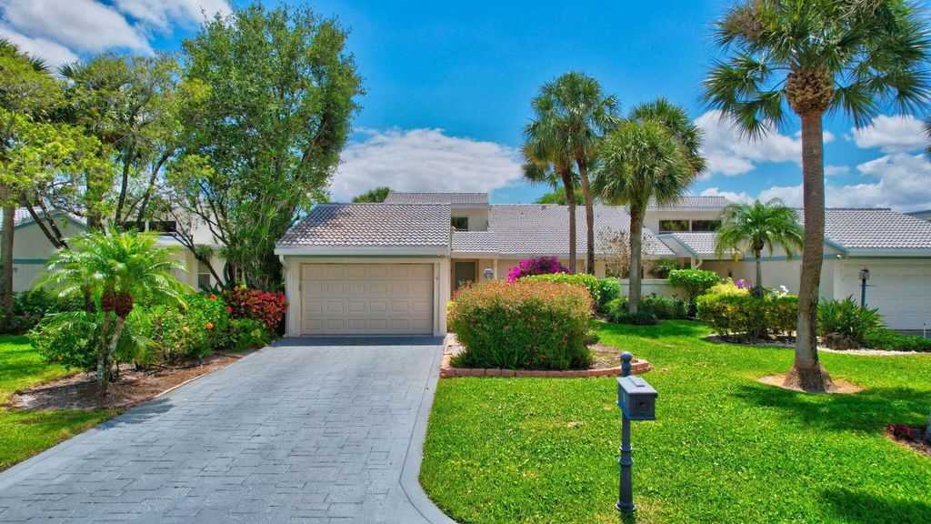 Photo of 6 Cambridge Drive, Boynton Beach, FL 33436 (MLS # R10977010)