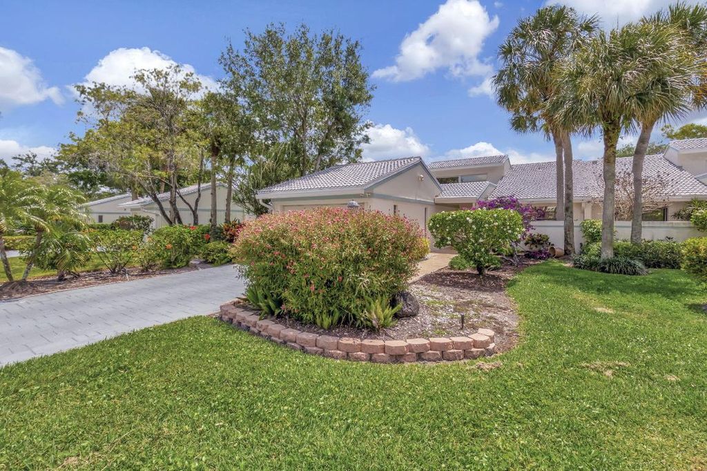 Photo of 6 Cambridge Drive, Boynton Beach, FL 33436 (MLS # R10977010)