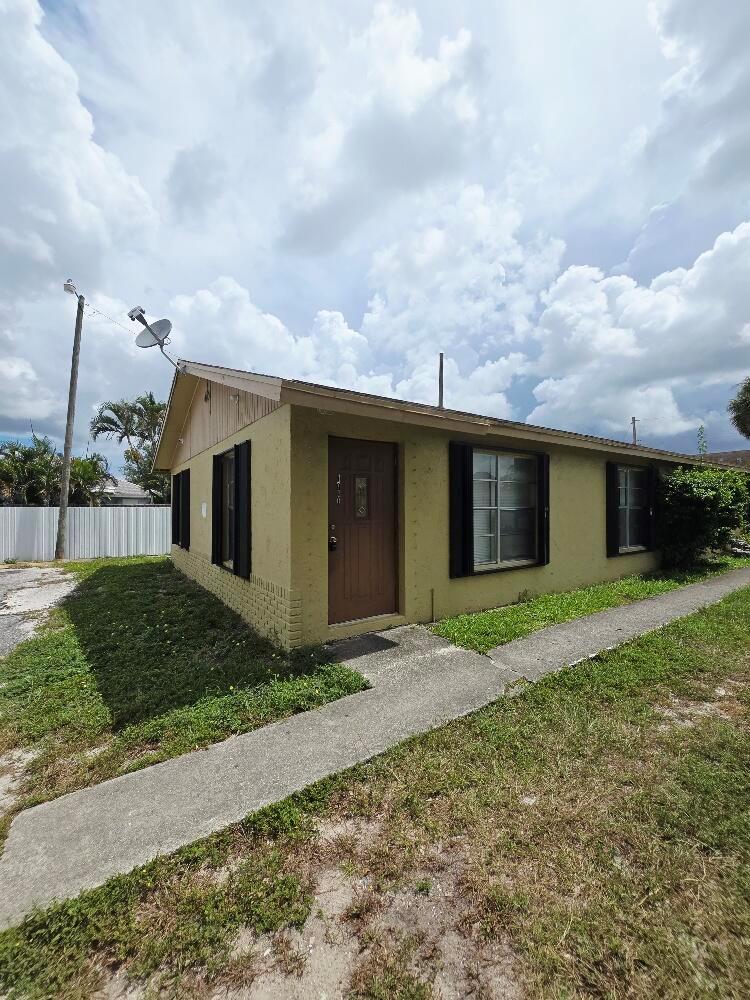 2 BEDROOM 1 BATHROOM ALL TILED THROUGHOUT, WASHER & DRYER IN UNIT.