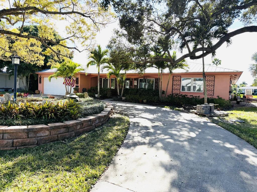 VERO ISLES PLAT NO 2 - Residential