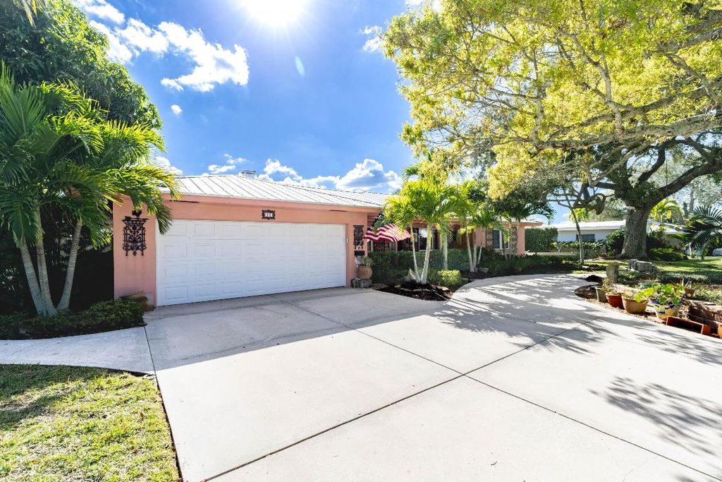Photo of 11 Starfish Drive, Vero Beach, FL 32960 (MLS # R11150590)